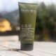 Shampoo Benvoleo Hydration Creamy di Alfaparf Milano su tavolo all'aperto con sfondo montano sfocato