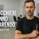 Parrucchiere con sguardo serio in un salone vuoto, con la scritta “I parrucchieri stanno scomparendo. Ecco perché”.