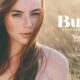 Donna dai capelli lunghi e rossi in un campo al tramonto, immagine promozionale della linea Bulbo Professional di Farmagan con formula vegan
