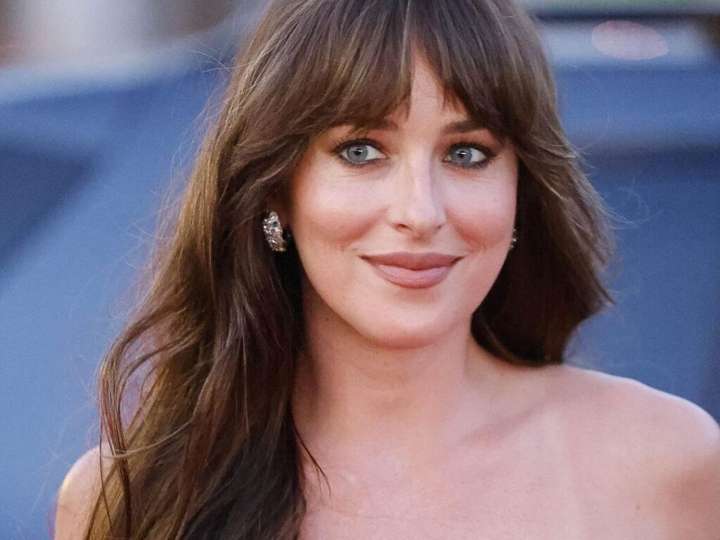 "Dakota Johnson con la sua iconica frangia sfilata, evergreen e sempre attuale."