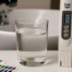 Tecnico in salone analizza l'acqua del lavatesta con strumenti professionali