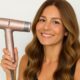 Donna over 40 si asciuga i capelli con un phon Gama IQ3 nella sua routine mattutina