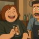 Cliente sorridente mostra al parrucchiere una foto di Hailey Bieber, scena illustrata in stile Studio Ghibli con tono ironico