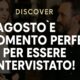 Giornalista intervista un parrucchiere in salone con testo promozionale: “Agosto è il momento perfetto per essere intervistato!”
