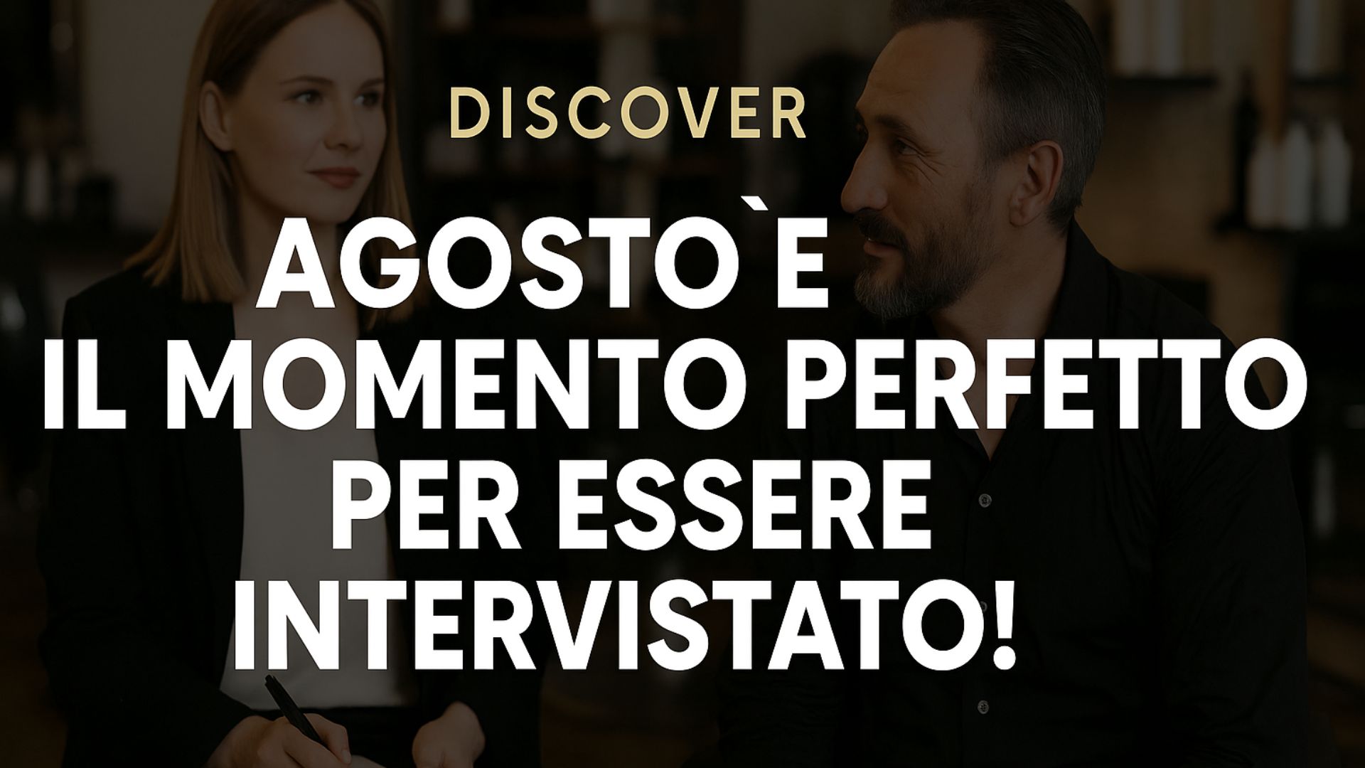 Giornalista intervista un parrucchiere in salone con testo promozionale: “Agosto è il momento perfetto per essere intervistato!”