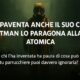 Parrucchiere in tuta hazmat in città distrutta, con scritta su GPT-5 e avvertimento su AI