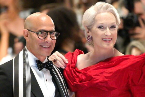 Meryl Streep e Stanley Tucci elegantissimi sul set de Il Diavolo veste Prada 2, in abiti da red carpet
