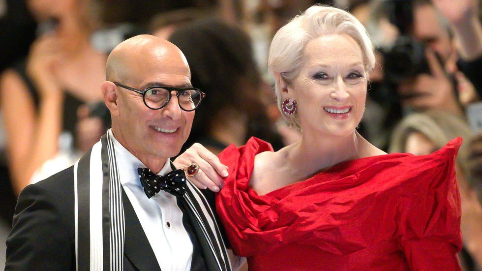 Meryl Streep e Stanley Tucci elegantissimi sul set de Il Diavolo veste Prada 2, in abiti da red carpet
