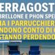 Due sedie da spiaggia blu sotto un ombrellone a righe, su una spiaggia deserta con mare calmo, con testo in sovrimpressione che richiama i parrucchieri su cosa stanno perdendo a Ferragosto.