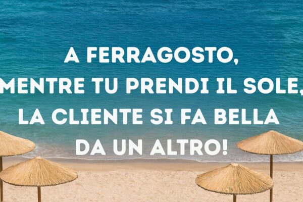 A Ferragosto, mentre tu prendi il sole, la cliente si fa bella da un altro – messaggio provocatorio per parrucchieri, con sfondo di mare e ombrelloni in spiaggia.
