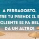 A Ferragosto, mentre tu prendi il sole, la cliente si fa bella da un altro – messaggio provocatorio per parrucchieri, con sfondo di mare e ombrelloni in spiaggia.