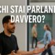 Parrucchiere che parla in salone mentre fuori passano potenziali clienti, con la scritta “A chi stai parlando davvero?”.