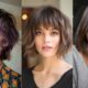 Tre donne con tagli corti di tendenza 2025: pixie morbido spettinato con riflessi viola, bob scalato con frangia e carré lungo liscio con riga laterale.