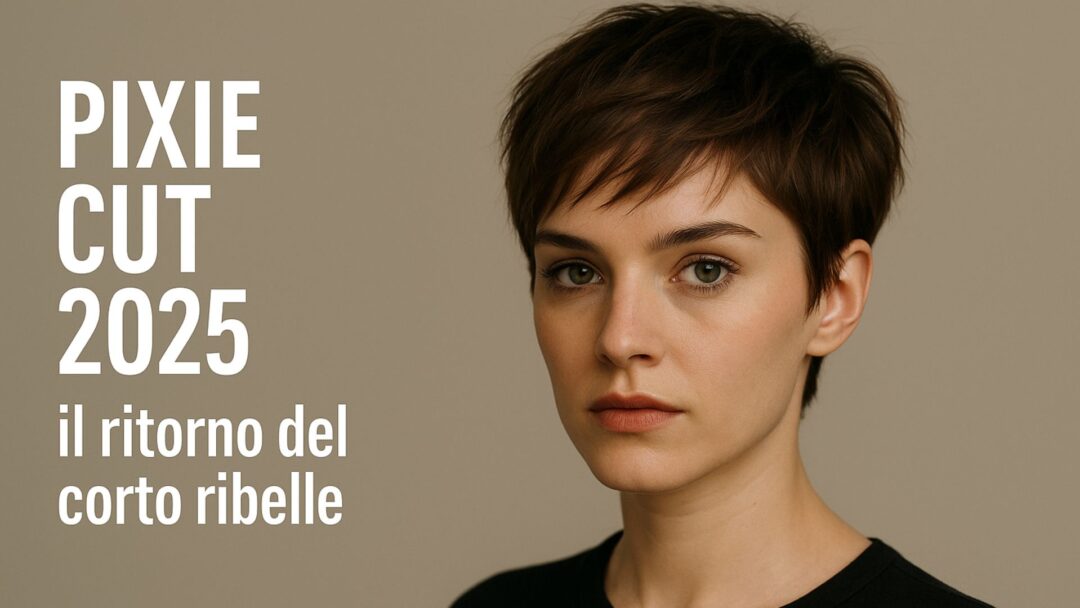 Modella giovane con Pixie Cut corto ribelle 2025, capelli castano scuro, sguardo deciso su fondo beige con scritta editoriale.