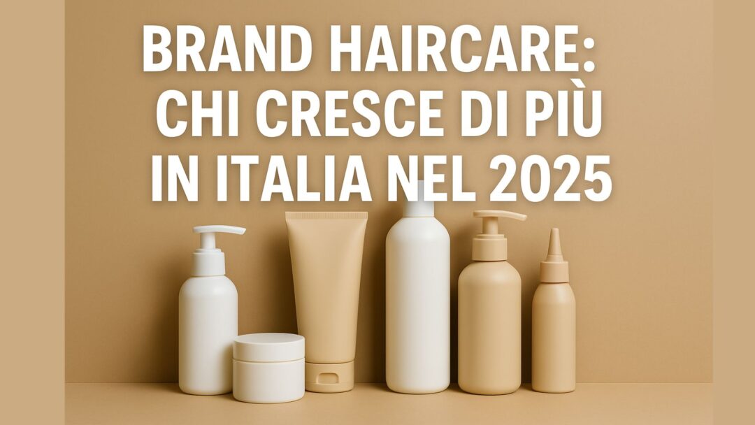 Copertina Discover 2025 con packaging neutri di prodotti hair-care disposti su fondo beige. Il titolo in bianco recita: “Brand Haircare: chi cresce di più in Italia nel 2025”.