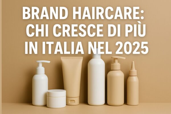 Copertina Discover 2025 con packaging neutri di prodotti hair-care disposti su fondo beige. Il titolo in bianco recita: “Brand Haircare: chi cresce di più in Italia nel 2025”.