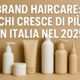 Copertina Discover 2025 con packaging neutri di prodotti hair-care disposti su fondo beige. Il titolo in bianco recita: “Brand Haircare: chi cresce di più in Italia nel 2025”.