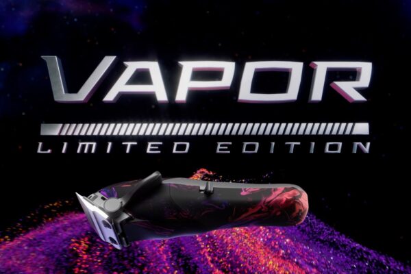 Tagliacapelli professionale WAHL Vapor™ Limited Edition con design idrodipinto nero e rosso, presentato su sfondo cosmico.