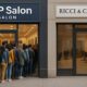 Due saloni affiancati: a sinistra “MdP Salon” con fila di clienti fuori, a destra “Ricci & Capricci” vuoto senza clienti.
