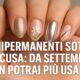 Primo piano di una mano femminile con nail art diversa su ogni unghia: glitter oro, fiore bianco, effetto chrome e linea geometrica, con scritta provocatoria al centro “Semipermanenti sotto accusa: da settembre non potrai più usarli”.