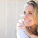 Donna over 40 con capelli biondi luminosi e sorriso naturale, esempio di look fresco e giovanile.