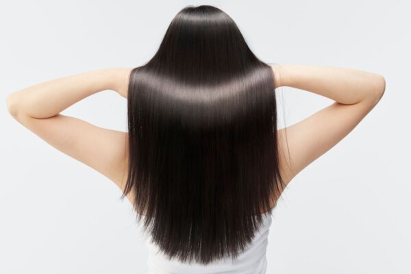 Capelli lisci e lucenti dopo un trattamento di nanoplastia, visti da dietro.