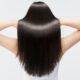 Capelli lisci e lucenti dopo un trattamento di nanoplastia, visti da dietro.
