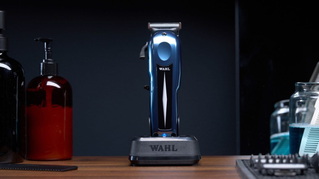 Clipper Wahl Super Taper X di colore blu metallizzato posizionata sulla base di ricarica in un salone.