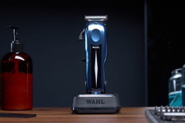 Clipper Wahl Super Taper X di colore blu metallizzato posizionata sulla base di ricarica in un salone.