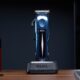 Clipper Wahl Super Taper X di colore blu metallizzato posizionata sulla base di ricarica in un salone.
