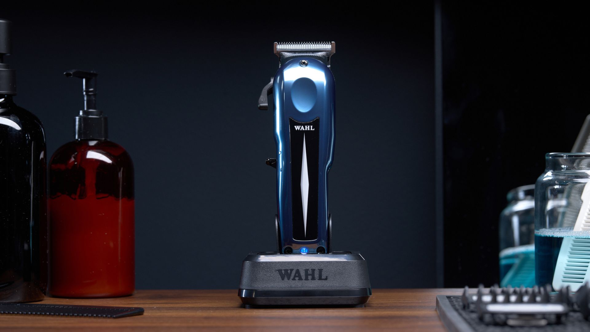 Clipper Wahl Super Taper X di colore blu metallizzato posizionata sulla base di ricarica in un salone.
