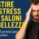 Parrucchiere stanco in salone con forbici e phon sullo sfondo, concetto di stress e burnout nel settore beauty.