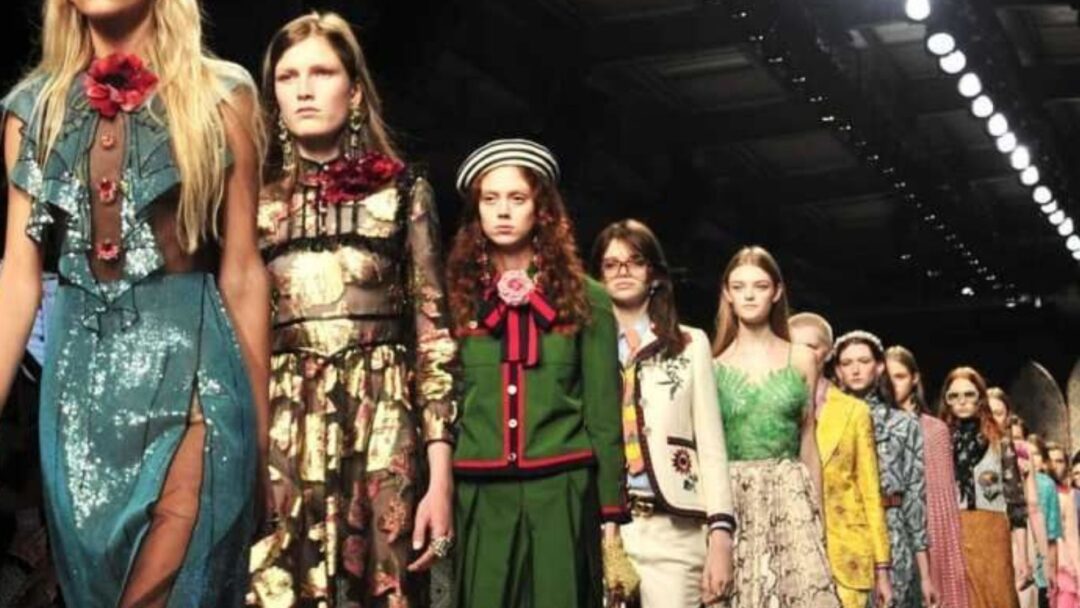 Modelle in passerella durante la Milano Fashion Week 2025 con abiti e look di tendenza.