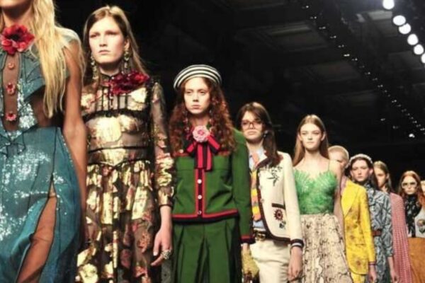 Modelle in passerella durante la Milano Fashion Week 2025 con abiti e look di tendenza.