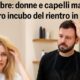 Donna bionda con capelli massacrati e parrucchiere sconsolato in salone, copertina ironica sullo stress da rientro di settembre.