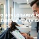 Parrucchiere consulta un tablet con grafico green in salone, con testo “Questo non lo sapevi ma può cambiarti la vita in salone"