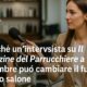 Sara intervista una parrucchiera in salone durante un incontro per Il Magazine del Parrucchiere.