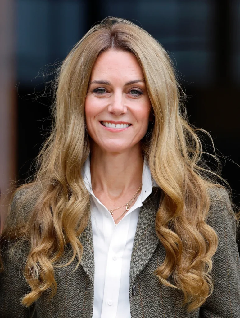 Kate Middleton con capelli biondo caramello ondulati e voluminosi, nuovo look 2025 che segna la sua trasformazione più audace.