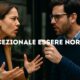 Due persone in un ufficio moderno discutono animatamente su un pagamento e un accordo mancato, simbolo delle difficoltà e incoerenze nel lavoro di oggi.