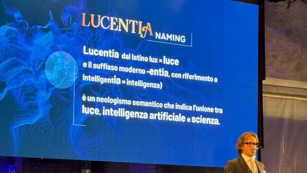 Marco Cabrini durante la presentazione di Lucentia al Castello di Felino, con la spiegazione del naming che unisce luce, intelligenza artificiale e scienza.