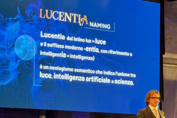 Marco Cabrini durante la presentazione di Lucentia al Castello di Felino, con la spiegazione del naming che unisce luce, intelligenza artificiale e scienza.