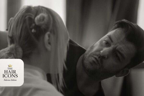 Toni Pellegrino, hairstylist e Direttore Artistico di THE HAIR ICONS Palermo Edition 2025, mentre realizza un’acconciatura professionale.