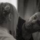 Toni Pellegrino, hairstylist e Direttore Artistico di THE HAIR ICONS Palermo Edition 2025, mentre realizza un’acconciatura professionale.