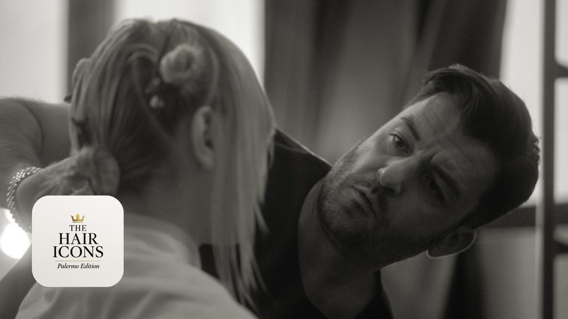 Toni Pellegrino, hairstylist e Direttore Artistico di THE HAIR ICONS Palermo Edition 2025, mentre realizza un’acconciatura professionale.