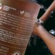 Dettaglio del flacone Fortify Shampoo di Roverhair con simboli e ingredienti, utilizzato in salone professionale durante il lavaggio capelli.