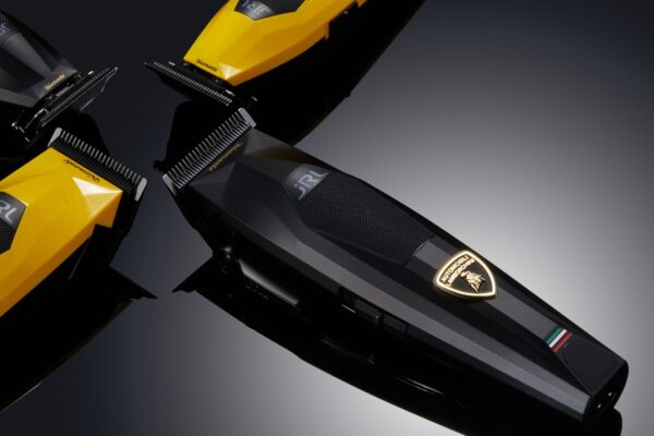 Clipper professionali JRL Lamborghini 2025 con design nero e giallo e logo ufficiale Automobili Lamborghini, fotografate su fondo riflettente.