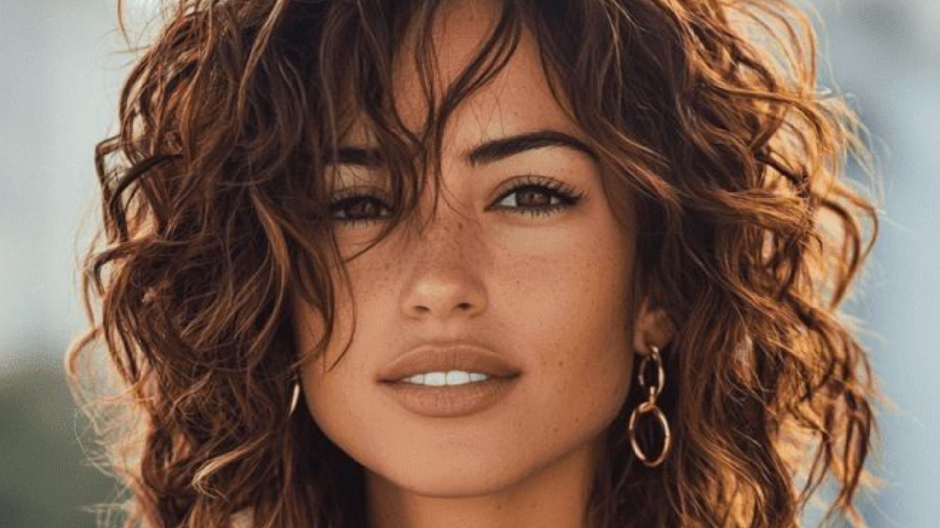 Modella con taglio curly bob moderno e volume naturale, styling fashion