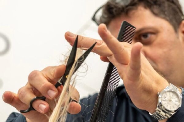 Norino mentre realizza un taglio di precisione nei suoi saloni Hairdreams, simbolo di eccellenza nelle extension e nell’infoltimento capelli.