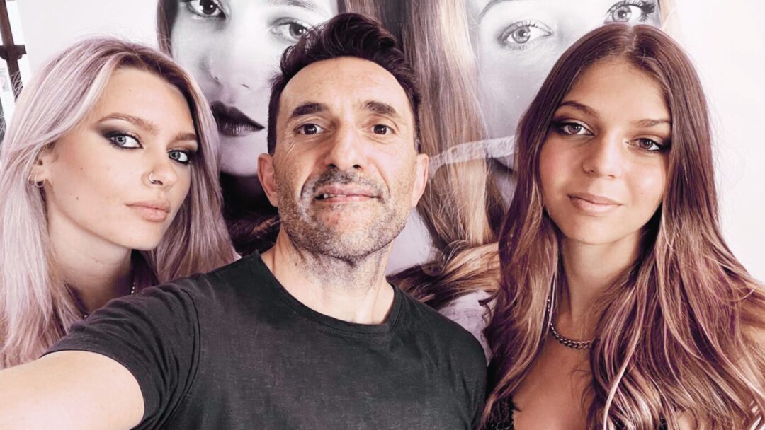 Matteo Amoia nel suo salone Un Diavolo per Capello a Stresa insieme a due modelle dopo una sessione di taglio e colore realizzata con il Metodo Tufano e forbici a tre lame.