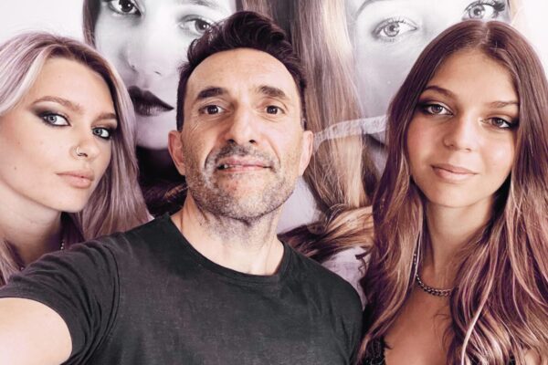 Matteo Amoia nel suo salone Un Diavolo per Capello a Stresa insieme a due modelle dopo una sessione di taglio e colore realizzata con il Metodo Tufano e forbici a tre lame.